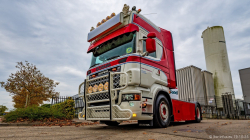 20251019-Tom-Holding-00068